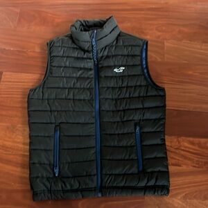 Men’s Hollister black puffer vest size xs